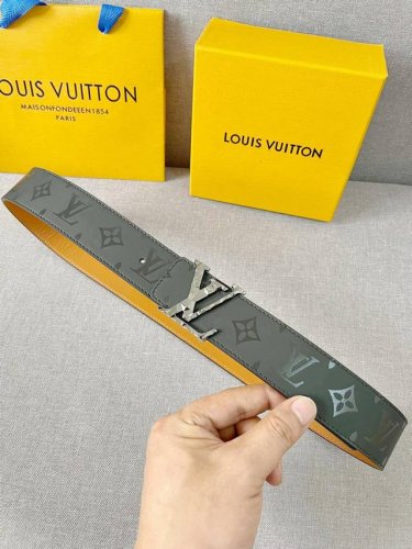 特 P210 Lv：Lv Initiales 男士双面腰带，一面为小牛头层5D彩印老花，另一面为土黄色小牛皮头层，搭配字母精品钢扣，双面可用、4.0Cm支持Nf