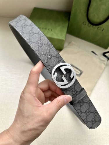 特P160 宽度3.8Cm Gucci Gg Marmont系列每一季都会推陈出新，为灵感源于70年代的标志性Gg配件注入现代精髓。这款灰色和黑色Gg Supr