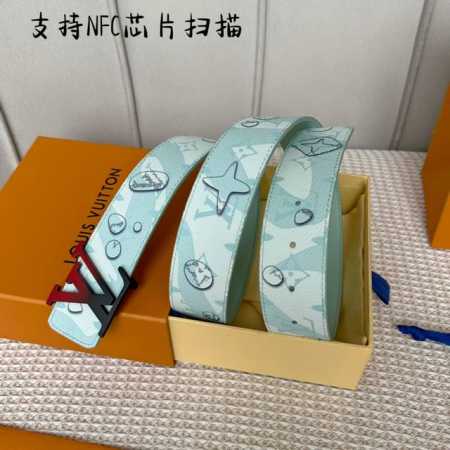 寬度：40Mm Lv Pyrmide Truck L Oeii雙面腰帶 進口面料飾有藍色標誌性圖案 襯托進口柔軟小牛皮底 全新升級搭扣 締造獨特造型 雙面用 - 点击图像关闭