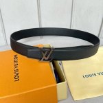特 寬度：35mm Lv S-Lock系列 寬度3.5cm 精緻的字母搭扣 搭配驢家法國原廠荔枝紋皮料 雙面用
