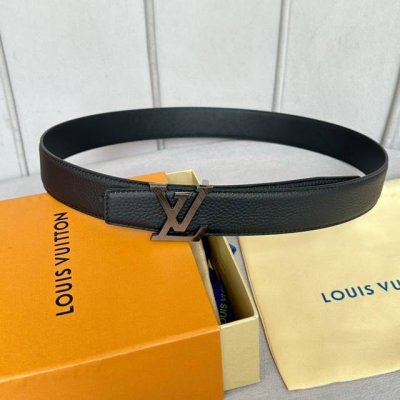 特 寬度：35mm Lv S-Lock系列 寬度3.5cm 精緻的字母搭扣 搭配驢家法國原廠荔枝紋皮料 雙面用