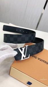 Lv Initiales 40 毫米双面腰带焕新标志性设计，以经典 Damier Graphite 帆布和柔软小牛皮呈现双面风尚，Lv 字母搭扣散发前卫气息，提