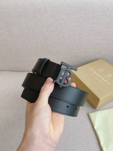 特 Burberry巴宝莉 全套包装；皮带真皮搭配精品五金扣宽度35Mm，款式休闲易搭配服饰；该品牌是极具英国经典风格的奢侈品牌，其多层次的产品系列满足了多样化