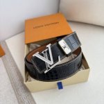 品名： Lv..路易..威登腰带皮带原单P230 型号：挂扣，经典纯钢材质镶钻挂扣，头层牛皮，图片实物拍摄 材料：头层牛皮，挂扣系列，纯钢材质扣头，钯镀电镀工艺