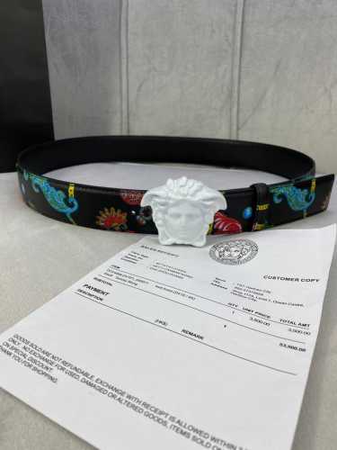 宽度4.0Cm Versace 范思哲 此款Palazzo腰带采用牛皮革面料制作，并饰有Le Pop Classique图案印花和标志性的美杜莎五金配件。