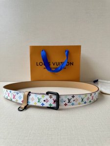 3.0Cm宽L家 女款铜扣皮带，甄选意大利头层牛皮，细腻荔枝纹肌理尽显奢华质感。手工打磨黄铜扣头，温润光泽与老花皮面完美融合。匠心缝线勾勒精致轮廓，为穿搭注入复