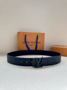 本款4.0宽 Lv Initiales 双面腰带选用崭新 Epi Xl 皮革 以丰盈触感演绎 Epi 图案的放大版本 翻转即见 Monogram 压纹 金属 L