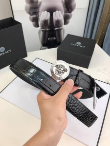 此款皮革腰带饰有标志性的Versace美杜莎头像搭扣，彰显品牌格调。是一款精美的衣橱必备单品。4.0Cm宽，