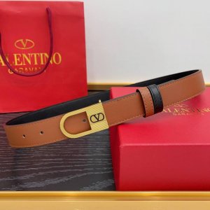 牛皮革腰带，复古黄铜做旧效果处理金属扣环，饰以珐琅 Vlogo Signature 细节 宽度：3.0Cm