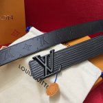 男士新款腰带 宽度4Cm 一面采用特大水波纹小牛皮质感纹理 进口原厂皮原汁原味 另一面小牛皮则饰有压花图案 双面用 标志性精致搭扣 做工考究 真材实料 无忧售后