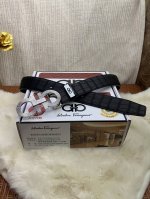 品名：菲拉格幕 原单皮带 材质：原单牛皮腰带 百分百头层牛皮腰带保证真皮，24K纯钢扣，专柜原单品质、做工精细，时尚大牌，送人自用首选 包装： 请认准如图专柜包