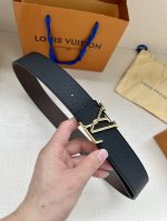 本款 Damier Lv 40 毫米双面腰带做工精良，风格经典。深色牛皮革皮带与 Lv 字母搭扣优雅相称，与精心镂刻的英字母气质优雅，可双面使用，轻松搭配您钟爱