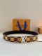 特 本款4.0宽 Lv Initiales 双面腰带出自 春夏男装秀场，为 Damier Pop 帆布浸染潮流新色，翻转可见光滑素雅牛皮革。Lv 字母搭扣与崭新