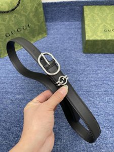 品牌 古驰 Gucci 描述 采用高级gucci Signature真皮精制而成，触感厚实，饰以双g商标带扣。腰带为意大利尺寸，请在购买前参阅腰带尺寸指南. 原