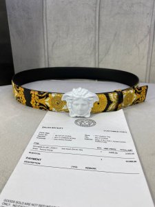宽度4.0Cm Versace 范思哲 此款Palazzo腰带采用牛皮革面料制作，并饰有Le Pop Classique图案印花和标志性的美杜莎五金配件。