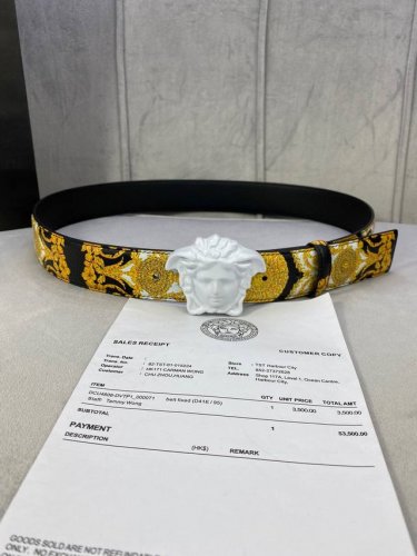 宽度4.0Cm Versace 范思哲 此款Palazzo腰带采用牛皮革面料制作，并饰有Le Pop Classique图案印花和标志性的美杜莎五金配件。