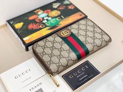 Guccl 557696颜色 咖啡尺寸 19X11 Gucci 专柜最新款出货！采用里外头层小牛皮 ，做工精致，超多卡位，超薄款设计，携带方便