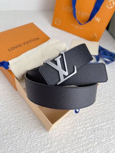 l0Uis Vuitt0N Lv 男士专柜品质掌纹腰帶 寬度40毫米 配置精钢字母搭扣 扣头可随意搭配 ～双面小牛皮设计 皮质柔软 手感细腻舒适