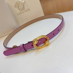 范思哲Versace2.0Cm细腰带采用原版头层软皮革制成，饰有标志性立体五金搭扣。