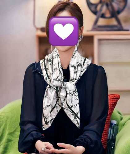 新款香奈儿 官网同步 精致手工卷边 极具品牌特色的涂鸦签名暗纹提花+简洁的Coco字母元素印花 大幅菱格点缀[嘴唇]配色复古高级 体现优雅风范的点睛之笔 无论流