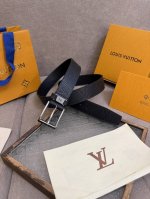 新款 Lv 腰带出自 2025新款进口头层牛皮荔枝压花，展现西部牛仔的灵感启发。双重缝线穿梭于皮革内外两侧，成就多种造型可能，宽度 3.5Cm 内置正品芯片防伪