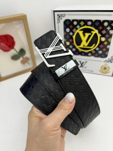 品名：Lv..路易..威登原单 材质：原单牛皮腰带 百分百头层牛皮腰带保证真皮，24K纯钢扣，专柜原单品质、做工精细，时尚大牌，送人自用首选 包装： 请认准如图