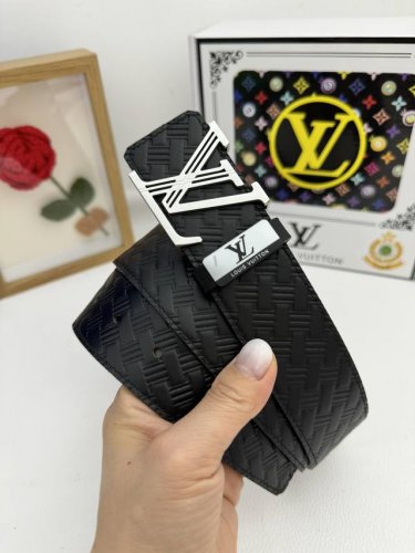 品名：Lv..路易..威登原单 材质：原单牛皮腰带 百分百头层牛皮腰带保证真皮，24K纯钢扣，专柜原单品质、做工精细，时尚大牌，送人自用首选 包装： 请认准如图