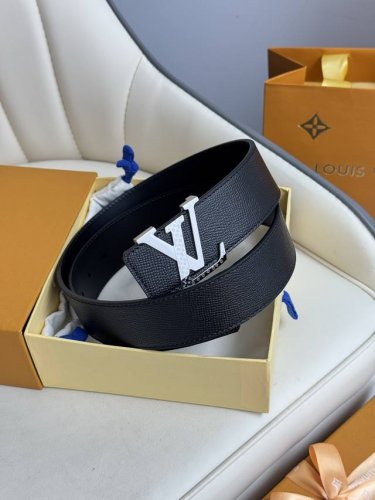 Lv 奢华款现代 饰以雅致大方的标志性 柔软结实的皮带 可搭配从礼服到休闲装各种服饰 宽度4.0Cm