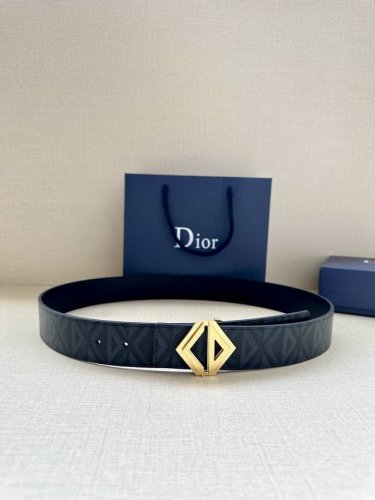 特 宽度4.0Cm 这款腰带扣采用全新的 Cd Diamond 标志造型，以不锈钢金属覆层精心打造。可与各式 40 毫米腰带搭配，打造个性造型。
