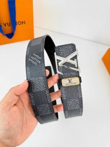 品名： Lv..路易..威登腰带皮带原单 型号：挂扣，经典纯钢材质挂扣，头层牛皮，图片实物拍摄 材料：头层牛皮，挂扣系列，纯钢材质扣头，镀钯电镀工艺永不掉色。原