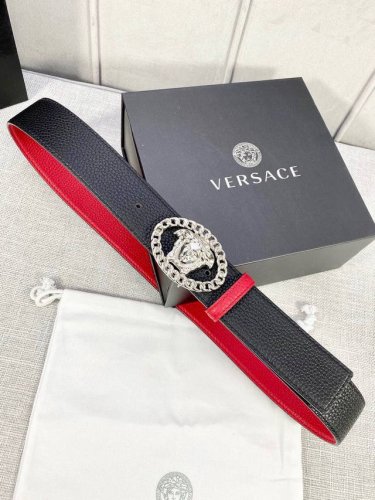 宽度 4.0Cm 范思哲 两面荔枝纹腰带饰有标志性的Versace美杜莎头像扣 彰显品牌格调 是一款精美的衣橱必备单品