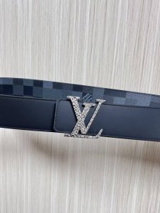 当季新款，帆布印大格，另一面进口小牛皮，搭配精品扣，做工精细，官网同步用不过时。4.0宽布纹扣。