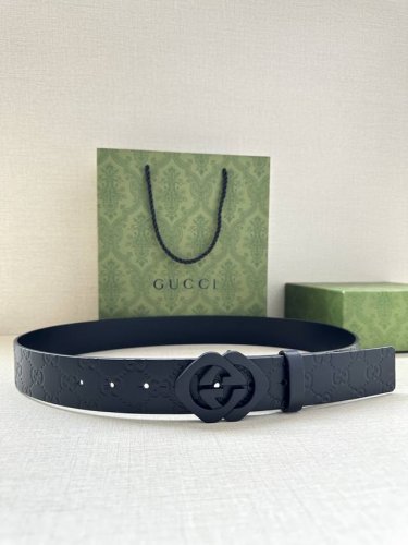 Gucci互扣式双g带、砂黑五金扣腰带，采用热压印技术的gucci Signature皮革精制而成，触感厚实，印花图案清晰分明。