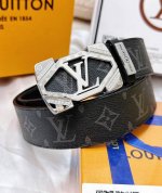 皮带：LV..路易..威登镶嵌满钻 腰带：顶级原单复刻品质百分百头层牛皮，保证真皮。雕花镂空镶钻工艺.真空电镀.永不掉色.24K纯钢扣头层老花，黑格，棕格，黑花