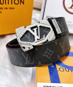 皮带：LV..路易..威登镶嵌满钻 腰带：顶级原单复刻品质百分百头层牛皮，保证真皮。雕花镂空镶钻工艺.真空电镀.永不掉色.24K纯钢扣头层老花，黑格，棕格，黑花