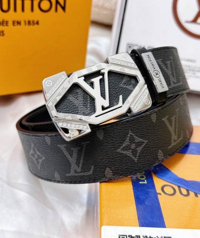 皮带：LV..路易..威登镶嵌满钻 腰带：顶级原单复刻品质百分百头层牛皮，保证真皮。雕花镂空镶钻工艺.真空电镀.永不掉色.24K纯钢扣头层老花，黑格，棕格，黑花