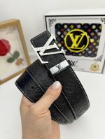 品名：Lv..路易..威登原单 材质：原单牛皮腰带 百分百头层牛皮腰带保证真皮，24K纯钢扣，专柜原单品质、做工精细，时尚大牌，送人自用首选 包装： 请认准如图