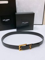 特 Salnt.Laurent.Paris. Le Cassandre粒面羊皮革腰带 腰带搭配可调节加长方扣和le Cassandre环扣。镌刻圣罗兰 Pari