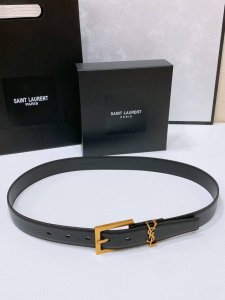 特 Salnt.Laurent.Paris. Le Cassandre粒面羊皮革腰带 腰带搭配可调节加长方扣和le Cassandre环扣。镌刻圣罗兰 Pari