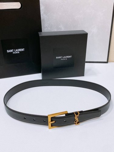 特 Salnt.Laurent.Paris. Le Cassandre粒面羊皮革腰带 腰带搭配可调节加长方扣和le Cassandre环扣。镌刻圣罗兰 Pari
