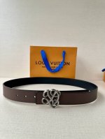 特 3.4宽 Lv Dynasty 双面腰带选用光滑皮革塑造正反两面，以耀目黄铜搭扣呈现 L 和 V 字母的繁复交织，可为各式造型注入典雅意味
