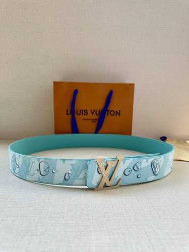 特 Lv Aqua 双面腰带为传统设计引入现实主义意趣。Monogram Aqua 帆布以 3D 水滴图案模糊 Monogram 图案的经典轮廓，将相同意境延续