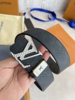 品名 Lv..路易..威登腰带皮带原单 型号 挂扣 经典纯钢材质挂扣 头层牛皮 图片实物拍摄 材料 头层牛皮 挂扣系列 纯钢材质扣头 钯镀电镀工艺永不掉色 原版