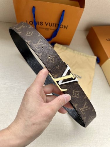 特P170 此款全新Lv首字母腰带更加丰富了2023春夏系列。水波纹凸显细节的精致，理想地搭配日常休闲着