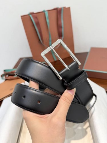 Loro piana配饰是交织着过去与现在的金色丝线，每一件作品都是对一个世纪以来不懈追求非凡优雅的微妙象征。这款腰带配有边缘优雅圆润的纤细矩形金属带扣，采用珍