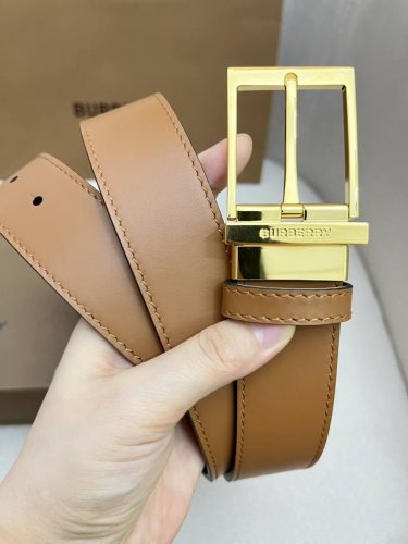 Burberry-巴宝莉！男士专柜对版金属扣，头层牛皮双面外用腰带，商务通勤休闲场合均适合佩戴。3.5Cm