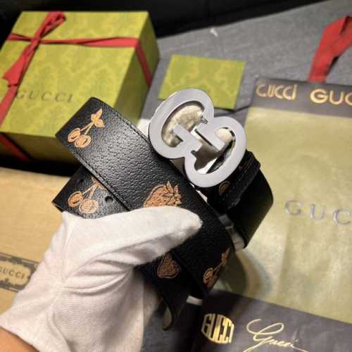 特 古奇，宽4.0 Cm，水果和蔬菜是 Gucci 俏皮精神的象征，它们已经成为当代 House ，这薄带的特点是异想天开的草莓和樱桃打印与金属完成。配饰以白色