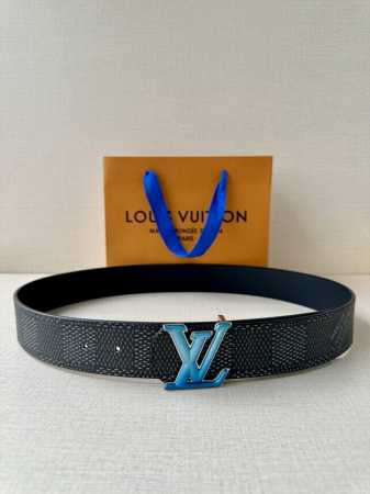 4.0宽 Lv Dimension 双面腰带以含蓄格调点亮日常风尚，彰显 Pharrell Williams 的设计巧思。Damier Heritage 饰带结 - 点击图像关闭