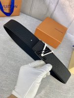 特 4.0宽以品牌经典taiga皮革打造，这款休闲、易搭配的皮带缀以对比色革边染色，跟我们最新皮具设计搭配，既前卫，又时尚。