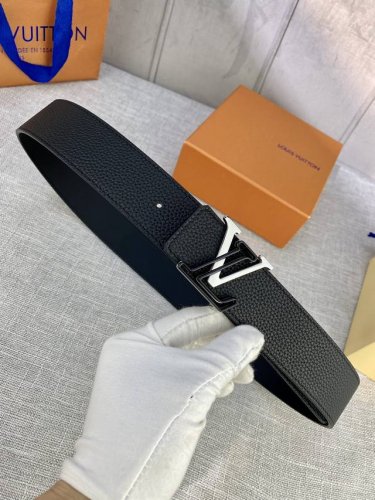 特 4.0宽以品牌经典taiga皮革打造，这款休闲、易搭配的皮带缀以对比色革边染色，跟我们最新皮具设计搭配，既前卫，又时尚。